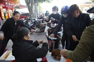 Bán xôi cúng Thần Tài cạnh hàng vàng, quán vỉa hè thu 50 triệu đồng trong buổi sáng