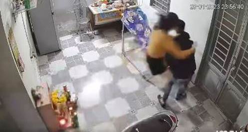 Vợ đón chồng trở về nhà lúc 12h đêm bằng màn tung cước cực dứt khoát gây tranh cãi dữ dội-1