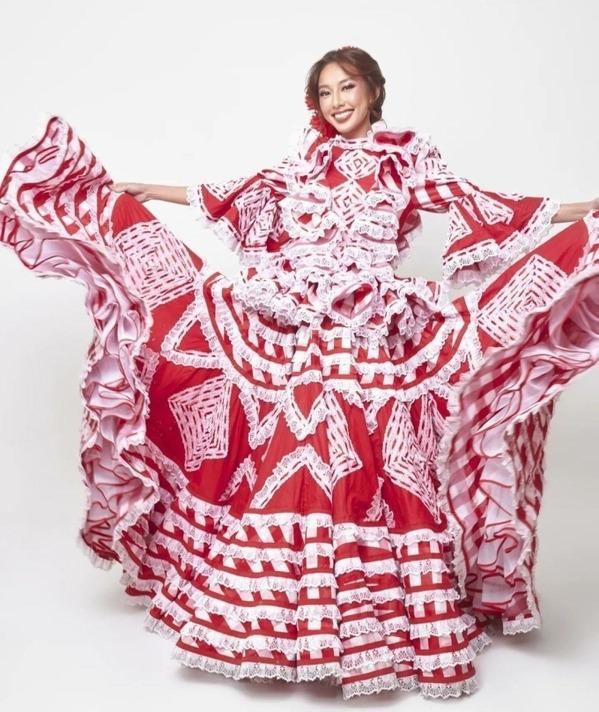 Thùy Tiên ghi điểm khi mặc trang phục truyền thống các nước trừ 1 lần-8