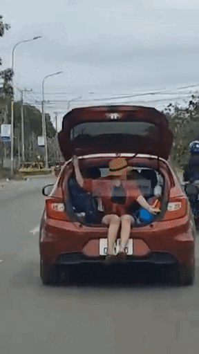 Cô gái ngồi ở cốp ô tô khi xe đang đi trên đường, thấy máy quay còn nhoẻn miệng cười khiến CĐM ngán ngẩm-1