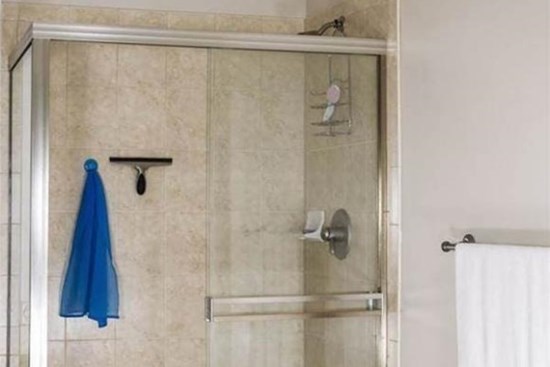 Tẩy cặn trên kính buồng tắm có khó không? Dạy cho bạn một mẹo, dùng cái này để bôi, và nó sẽ sáng như mới ngay lập tức