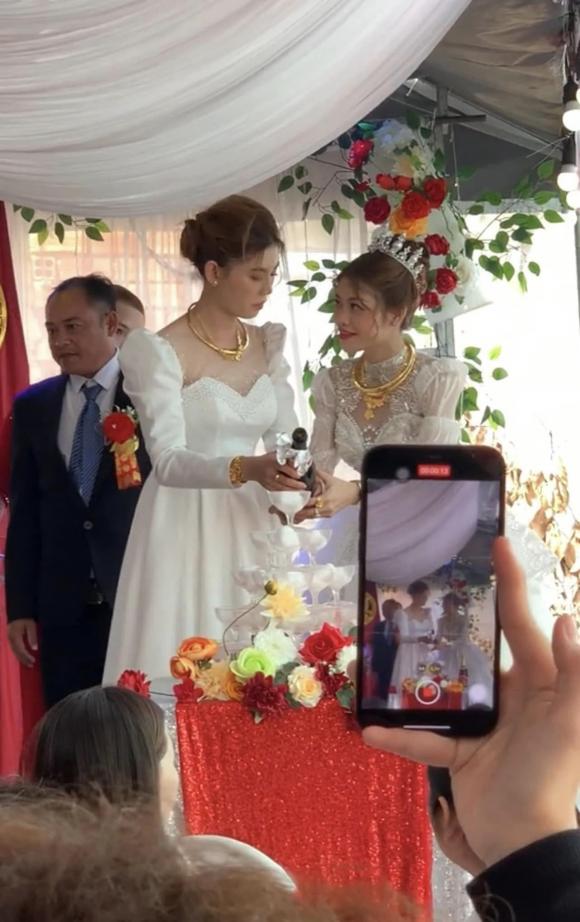 Cặp đồng tính nữ tổ chức đám cưới linh đình, dân mạng rần rần chúc phúc vì quá đẹp đôi-9