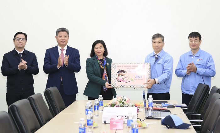 Phó Bí thư Thường trực Thành ủy Nguyễn Thị Tuyến động viên sản xuất đầu năm tại huyện Chương Mỹ-6