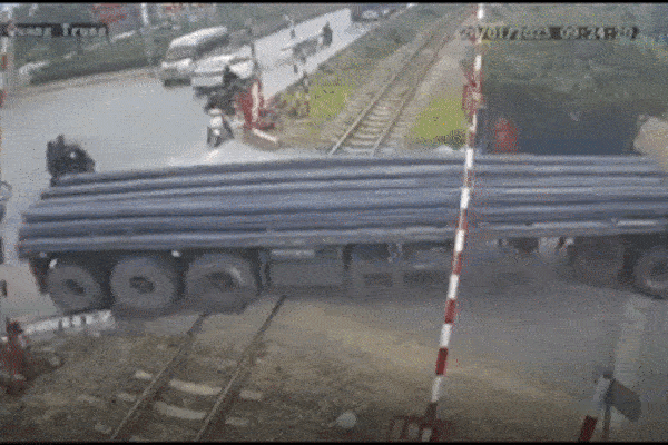 Người phụ nữ liều mình băng qua rào chắn khi tàu đang lao đến và cái kết khiến tất cả thót tim-1