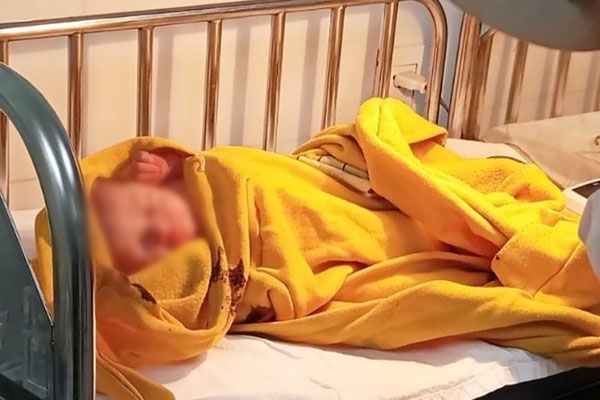 Bé gái sơ sinh còn nguyên dây rốn bị bỏ rơi trên tàu SE1-1