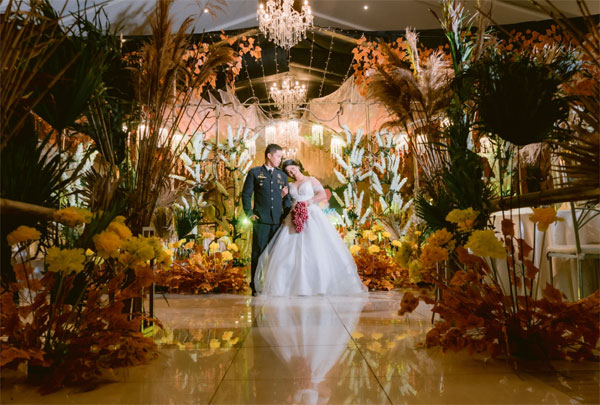 Bó hoa cưới làm từ hành khô của cô dâu Philippines, lý do đằng sau khiến mọi người bật cười-1