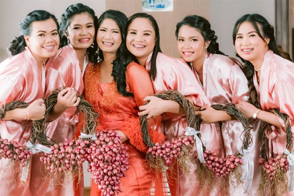 Bó hoa cưới làm từ hành khô của cô dâu Philippines, lý do đằng sau khiến mọi người bật cười-3
