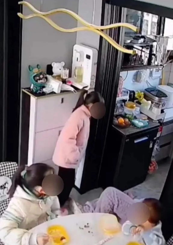 Mẹ ngất xỉu, 3 đứa con thờ ơ: Trẻ sau này hiếu thảo hay không, có những dấu hiệu rõ ràng khi còn nhỏ-1