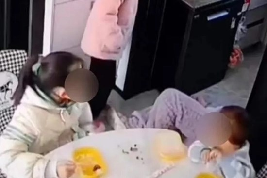 Mẹ ngất xỉu, 3 đứa con thờ ơ: Trẻ sau này hiếu thảo hay không, có những dấu hiệu rõ ràng khi còn nhỏ