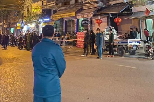 Hé lộ nguyên nhân ban đầu vụ cặp vợ chồng tử vong trong căn nhà khóa chốt bên trong ở Sơn Tây, Hà Nội-1