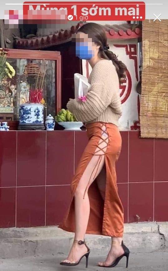 Cô gái mặc đồ ngắn với tư thế ngồi phản cảm khi đang ở cửa chùa-9