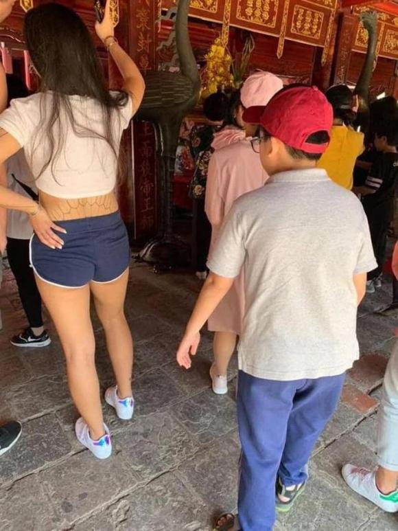 Cô gái mặc đồ ngắn với tư thế ngồi phản cảm khi đang ở cửa chùa-6