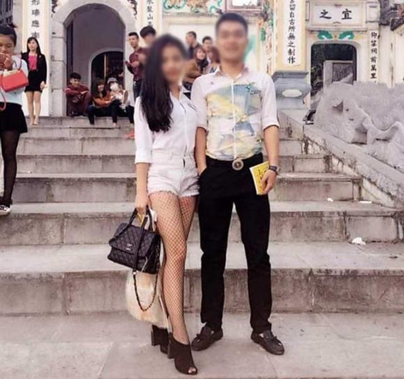 Cô gái mặc đồ ngắn với tư thế ngồi phản cảm khi đang ở cửa chùa-8