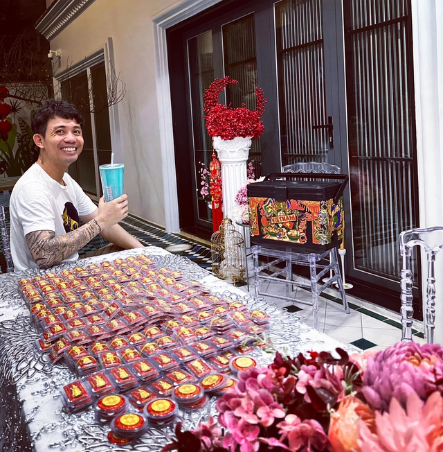 Ngày vía Thần Tài, đại gia Minh Nhựa mua cả thùng vàng để lấy lộc khiến dân tình đua nhau xin vía”-1