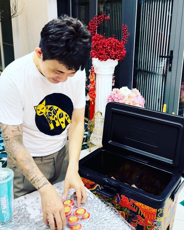 Ngày vía Thần Tài, đại gia Minh Nhựa mua cả thùng vàng để lấy lộc khiến dân tình đua nhau xin vía”-2