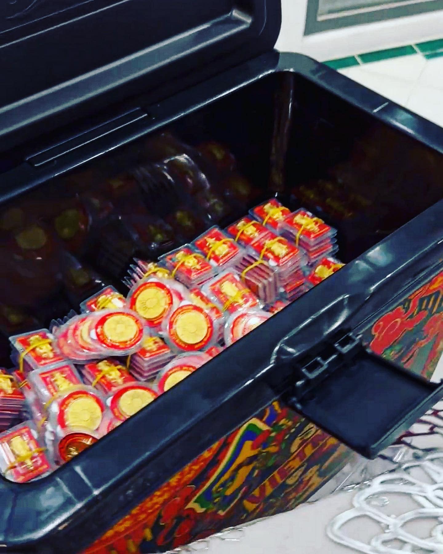 Ngày vía Thần Tài, đại gia Minh Nhựa mua cả thùng vàng để lấy lộc khiến dân tình đua nhau xin vía”-3