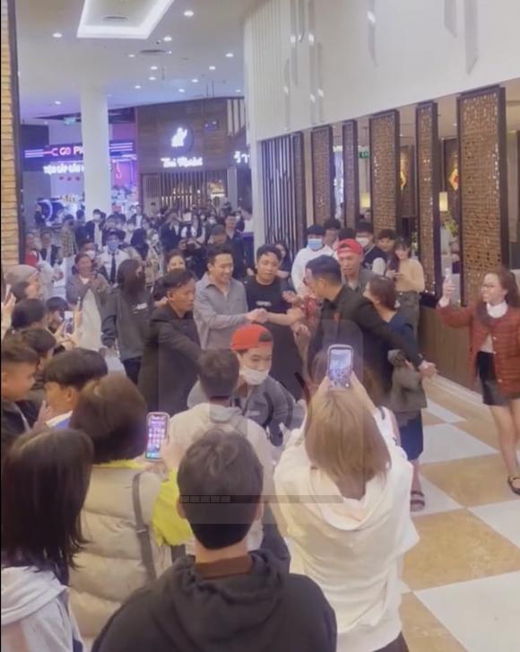 Fan bao vây xin bắt tay nhưng bị bảo vệ ngăn cản, Trấn Thành ứng xử thế nào?-1