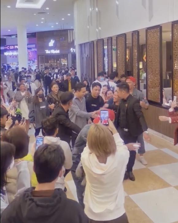 Fan bao vây xin bắt tay nhưng bị bảo vệ ngăn cản, Trấn Thành ứng xử thế nào?-2