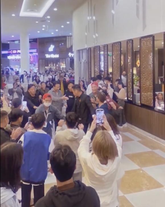Fan bao vây xin bắt tay nhưng bị bảo vệ ngăn cản, Trấn Thành ứng xử thế nào?-3