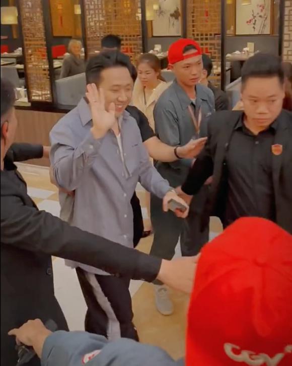 Fan bao vây xin bắt tay nhưng bị bảo vệ ngăn cản, Trấn Thành ứng xử thế nào?-11