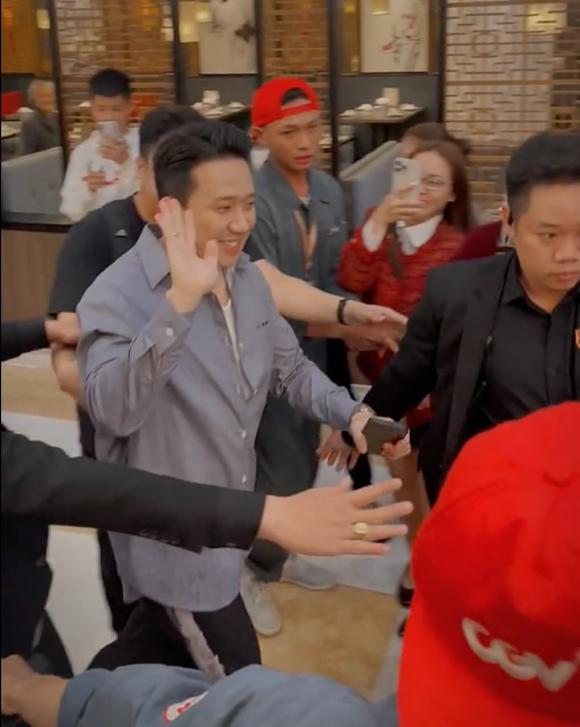 Fan bao vây xin bắt tay nhưng bị bảo vệ ngăn cản, Trấn Thành ứng xử thế nào?-12