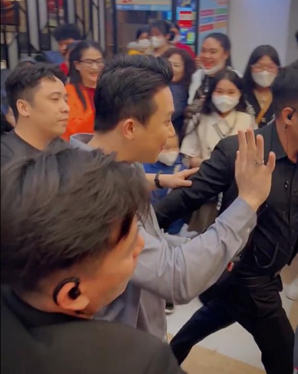 Fan bao vây xin bắt tay nhưng bị bảo vệ ngăn cản, Trấn Thành ứng xử thế nào?-13