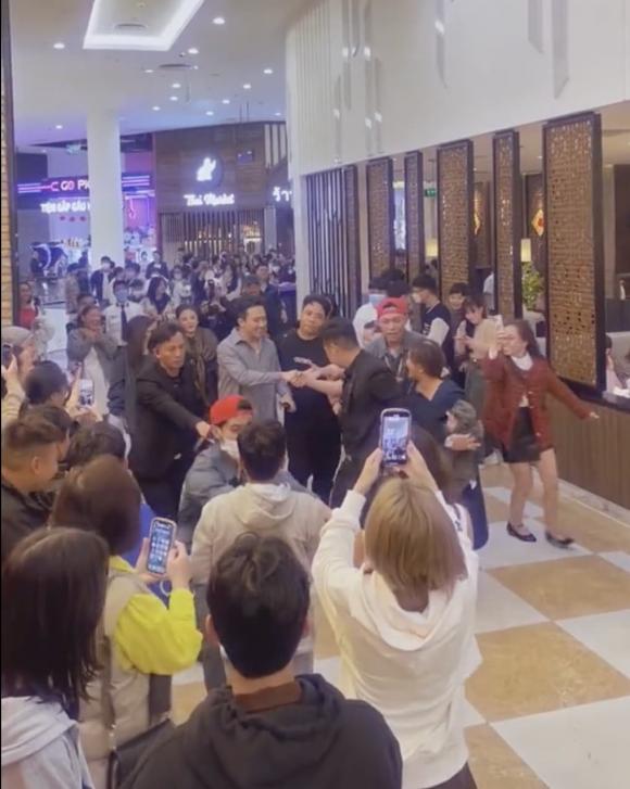 Fan bao vây xin bắt tay nhưng bị bảo vệ ngăn cản, Trấn Thành ứng xử thế nào?-4