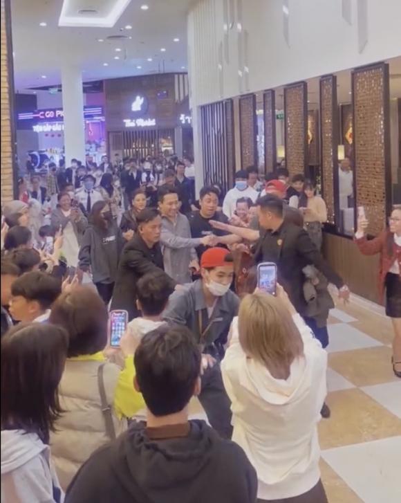 Fan bao vây xin bắt tay nhưng bị bảo vệ ngăn cản, Trấn Thành ứng xử thế nào?-5