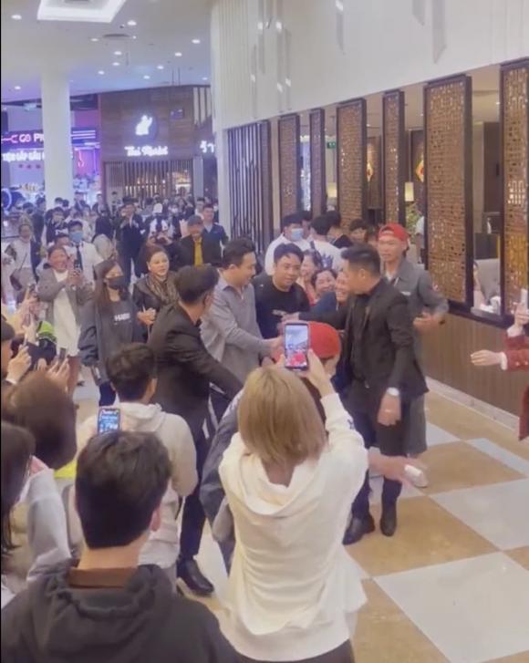 Fan bao vây xin bắt tay nhưng bị bảo vệ ngăn cản, Trấn Thành ứng xử thế nào?-6