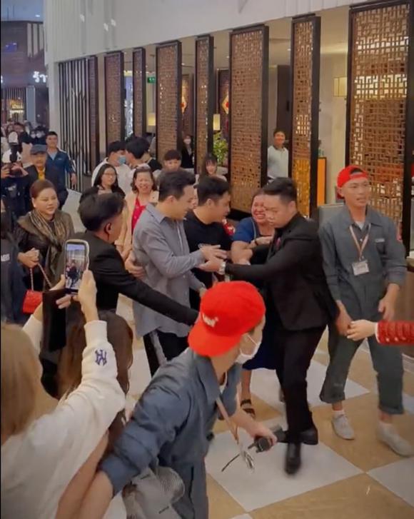 Fan bao vây xin bắt tay nhưng bị bảo vệ ngăn cản, Trấn Thành ứng xử thế nào?-7