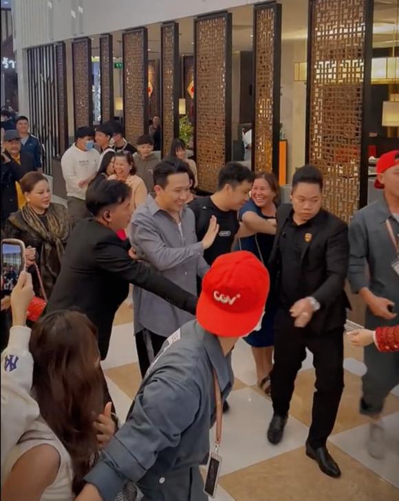 Fan bao vây xin bắt tay nhưng bị bảo vệ ngăn cản, Trấn Thành ứng xử thế nào?-8