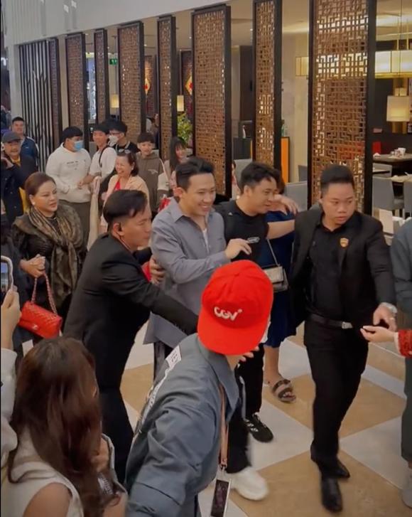 Fan bao vây xin bắt tay nhưng bị bảo vệ ngăn cản, Trấn Thành ứng xử thế nào?-9