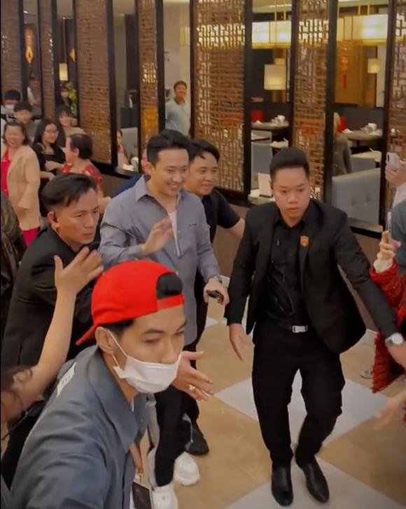 Fan bao vây xin bắt tay nhưng bị bảo vệ ngăn cản, Trấn Thành ứng xử thế nào?-10