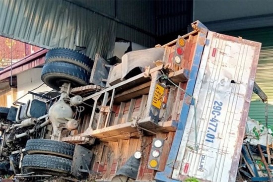 Xe tải tông vào nhà dân ven đường, 2 người thương vong