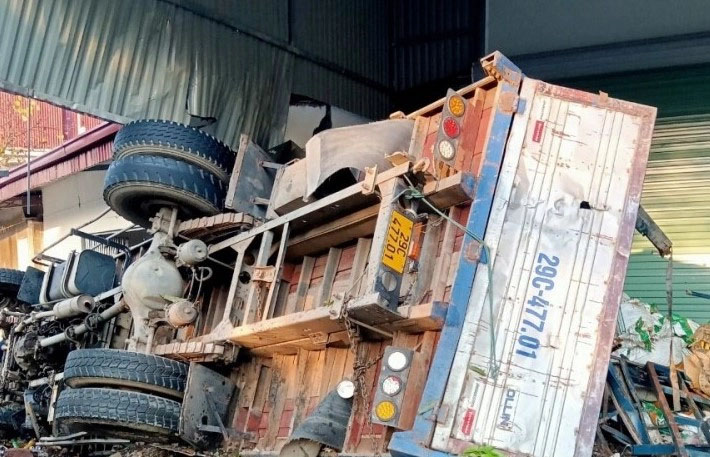 Xe tải tông vào nhà dân ven đường, 2 người thương vong-1