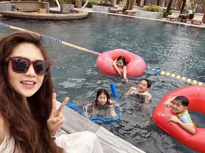 Không còn lội suối cuốc đất, 4 con Lý Hải - Minh Hà có chuyến du lịch trong mơ tại resort sang trọng-1