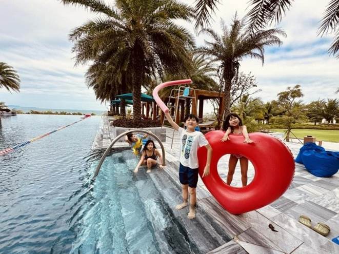 Không còn lội suối cuốc đất, 4 con Lý Hải - Minh Hà có chuyến du lịch trong mơ tại resort sang trọng-2