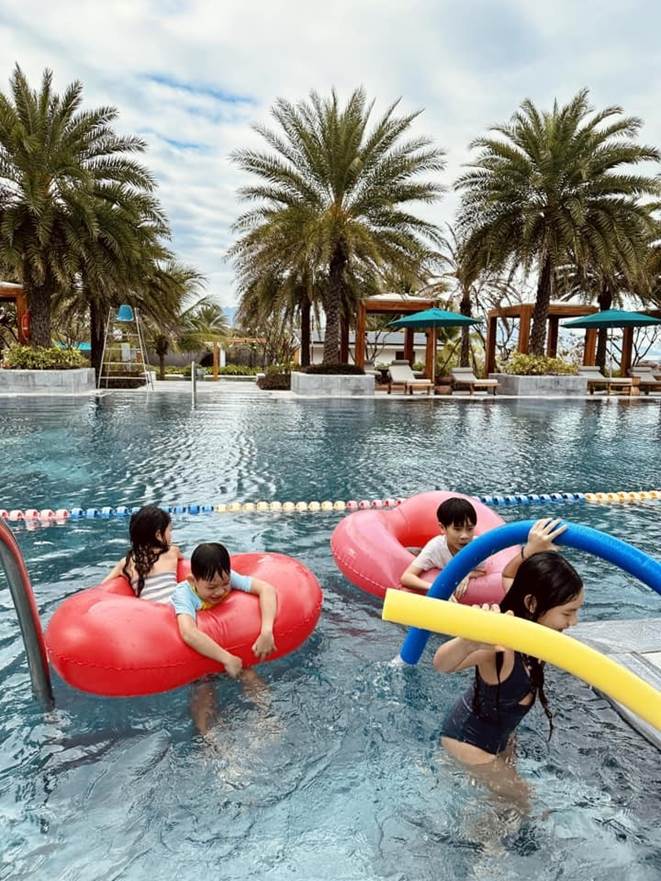 Không còn lội suối cuốc đất, 4 con Lý Hải - Minh Hà có chuyến du lịch trong mơ tại resort sang trọng-3