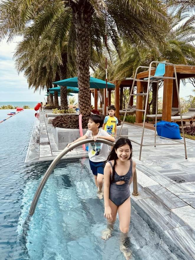 Không còn lội suối cuốc đất, 4 con Lý Hải - Minh Hà có chuyến du lịch trong mơ tại resort sang trọng-7