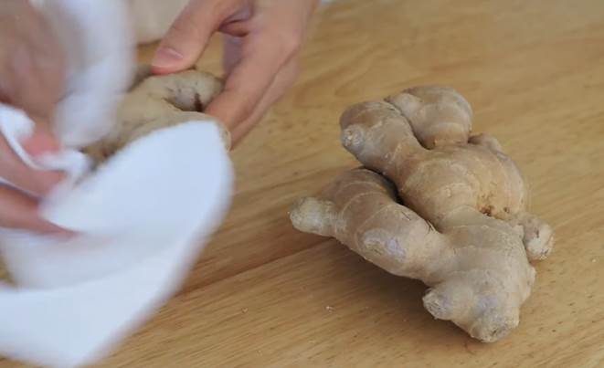 Gừng mua về chỉ mấy ngày là héo teo tóp, nhớ ngâm với nước này để vài tháng vẫn tươi ngon-1