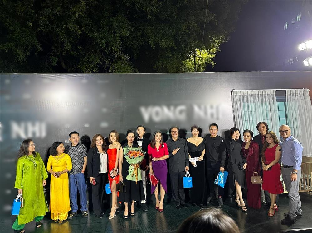 Cát Tường gây tranh cãi với trang phục lạc quẻ ở thảm đỏ-6