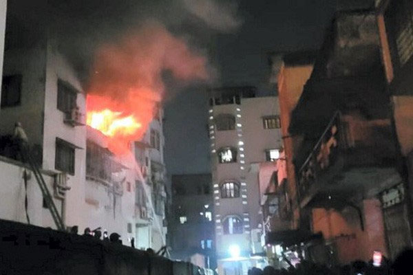 14 người thiệt mạng trong vụ hỏa hoạn tại tòa chung cư Ấn Độ-1
