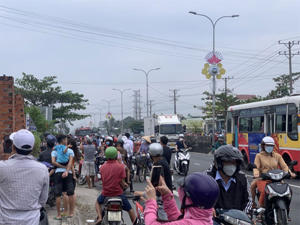 CLIP: Giải cứu 1 phụ nữ nghi ngáo đá trèo lên cột điện cao thế-1