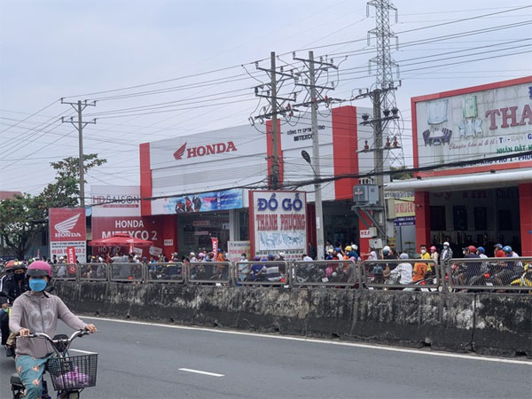 CLIP: Giải cứu 1 phụ nữ nghi ngáo đá trèo lên cột điện cao thế-2