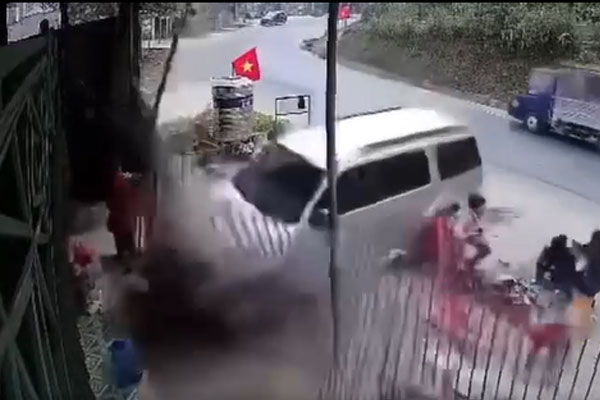 Xe ô tô mất lái lao thẳng vào nhóm người ngồi sưởi bên đường-1