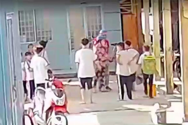 Phụ huynh vào trường tát 2 học sinh vì mâu thuẫn với con mình-1
