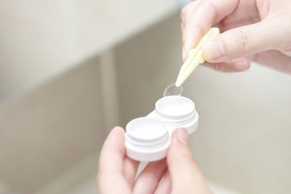 Hai tháng không tháo kính áp tròng, bệnh nhân khiến bác sĩ sốc-1