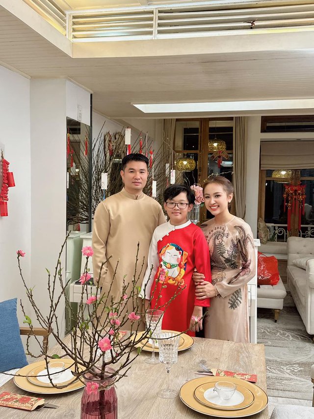 Làm mẹ lần 2 sau 13 năm với chồng mới, Vân Hugo sống viên mãn với gia đình nhỏ trong ngôi nhà hoa hồng-2