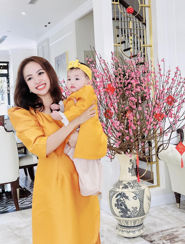 Làm mẹ lần 2 sau 13 năm với chồng mới, Vân Hugo sống viên mãn với gia đình nhỏ trong ngôi nhà hoa hồng-3