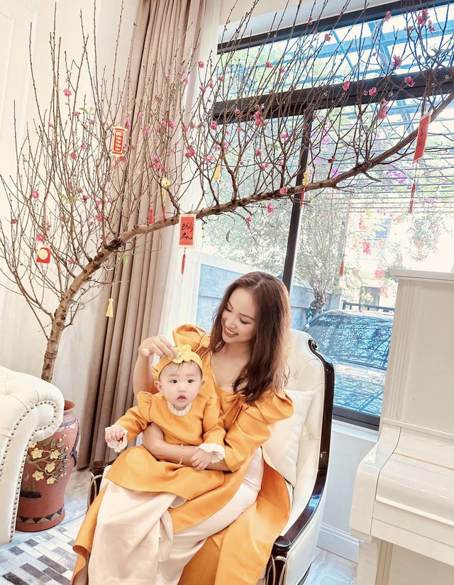 Làm mẹ lần 2 sau 13 năm với chồng mới, Vân Hugo sống viên mãn với gia đình nhỏ trong ngôi nhà hoa hồng-4